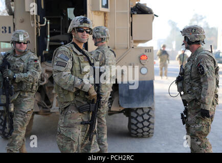 FARAH, Afghanistan (Jan. 3, 2013) Cmdr. Louis McCray, kommandierender Offizier der Provincial Reconstruction Team (PRT) Farah, und PRT Mitglieder kommen außerhalb der Landeshauptmann Compound in Farah Stadt vor der Sitzung die Farah Provinzrat. Das PRT Farah Mission ist zu trainieren, beraten und die afghanische Regierung auf kommunaler, Kreis- und Landesebene in Farah Province, Afghanistan unterstützen. Ihre zivil-militärische-Team setzt sich aus Mitgliedern der US Navy, US-Armee, des US-Außenministeriums, und der Agentur für Internationale Entwicklung (USAID). Stockfoto