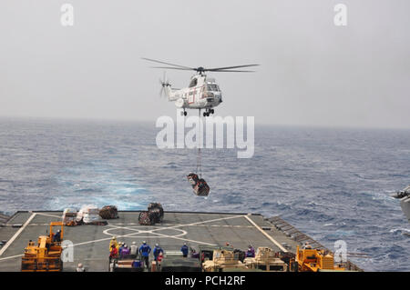 Pazifik (Jan. 25, 2013) ein Puma Helikopter liefert Cargo auf dem Flugdeck der Amphibischen dock Landung Schiff USS Germantown (LSD 42) während einer vertikalen Auffüllung mit der Military Sealift Command flotte Auffüllung öler USNS Pecos (T-AO 197). Germantown ist Teil der Bonhomme Richard Amphibious Ready Gruppe und ist unterwegs in den USA 7 Flotte Verantwortungsbereich. Stockfoto