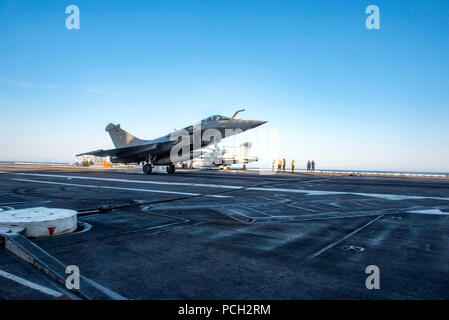 Atlantischer Ozean (10 Mai 2018) eine Rafale Marine Squadron 17 F der französischen Marine landet auf dem Flugdeck der Flugzeugträger USS George H.W. Bush (CVN 77). George H.W. Bush ist unterwegs in den Atlantischen Ozean Durchführung Carrier Air Wing Übungen mit der Französischen Marine Partnerschaften zu stärken und zu vertiefen, die Interoperabilität zwischen den beiden seestreitkräfte. Stockfoto