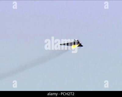 Pazifischer Ozean (4. August 2012) noch Bild aus Video zeigt ein Ziel ferngesteuerte Flugzeuge wie er durch die Laser-Waffensystem (Gesetze) während einer Übung von einem technischen Team von Naval Surface Waffen Center Dahlgren Division durchgeführt und verwaltet & finanzierte Office of Naval Research ONR getroffen wird), Naval Sea Systems Command, das Amt des Secretary Of Defense OSD hohe Energie Laser Joint Technology Office und unterstützt durch US Fleet Forces Command. Gesetze ist ein Technologie-Demonstrator gebaut von der Naval Sea Systems Command von kommerziellen solid-State-Faserlaser, Verwendung von com Stockfoto