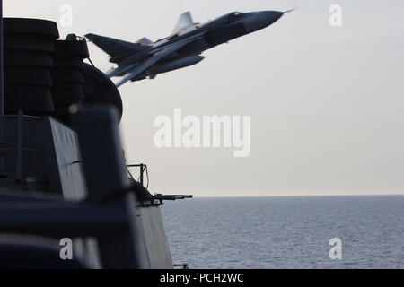 Ostsee - eine russische Suchoi Su-24 Kampfflugzeug macht ein sehr niedriger Höhe Pass von der USS Donald Cook (DDG75) am 12. April 2016. Donald Cook, eine der Arleigh-Burke-Klasse geführte-missile Destroyer, vorwärts zu Rota, Spanien ist die Durchführung einer Routinepatrouille in den USA 6 Flotte Bereich der Maßnahmen zur Unterstützung der US-amerikanischen nationalen Sicherheitsinteressen in Europa. Stockfoto