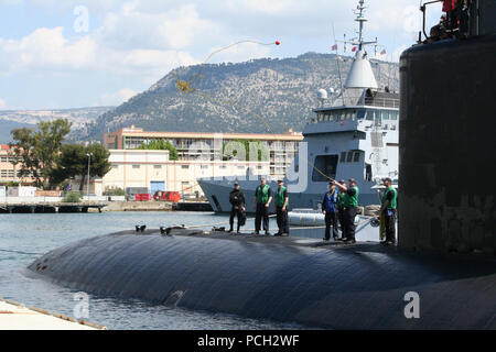 TOULON, Frankreich (17. Mai 2016) ein Seemann, der an Bord der USS Springfield (SSN761) hebt einen Schuß Linie wie das U-Boot bereitet pier Seite während eines geplanten Hafen besuch in Toulon, Frankreich, Moor. Springfield, ein Los Angeles-Klasse schnelle Angriffs-U-Boot, in Groton, Connecticut, ist die Durchführung homeported naval Operations in den USA 6 Flotte Bereich der Maßnahmen zur Unterstützung der US-amerikanischen nationalen Sicherheitsinteressen in Europa. Stockfoto