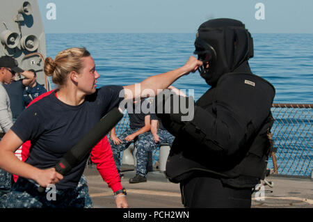 Atlantik (23. März 2013), der Stern Jaylyn Hagen, aus Austin, Texas, Streiks eine simulierte Angreifer während OC Spray Ausbildung an Bord der geführte-missile Destroyer USS Winston S. Churchill (DDG81). Winston S. Churchill ist auf die Bereitstellung von Unterstützung für Maritime Security Operations, Theater Sicherheit Zusammenarbeit in den USA 2 Flotte Verantwortungsbereich. Stockfoto