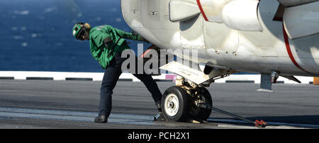 Atlantik (Jan. 29, 2013) der Luftfahrt Bootsmann Mate (Ausstattung) 3. Klasse Dana Miller führt eine abschließende Prüfungen auf einem C-2A Greyhound aus dem rawhides von Fleet Logistics Support Squadron (VRC) 40 während des Flugbetriebs an Bord der Flugzeugträger USS George H.W. Bush (CVN 77). George H.W. Bush ist die Durchführung von Schulungen und Qualifikationen in den Atlantischen Ozean. Stockfoto