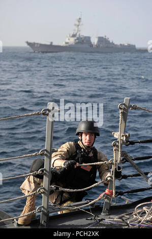 5. US-Flotte VERANTWORTUNGSBEREICH (Jan. 16, 2013) Fachkraft für Lagerlogistik 3. Klasse Brandon Highwood, Mitglied des Besuchs, Board, Durchsuchung und Beschlagnahme (VBSS) Team der geführte Anti-raketen-Zerstörer USS Farragut (DDG99), Bretter die geführte Anti-raketen-Zerstörer USS Jason Dunham (DDG109) während eines VBSS Übung. Jason Dunham und Farragut sind mit der John C Stennis Carrier Strike Group in die USA 5 Flotte Verantwortungsbereich Durchführung Maritime Security Operations eingesetzt, Theater Sicherheit Bemühungen um Zusammenarbeit und Unterstützung für die Operation Enduring Freedom. Stockfoto