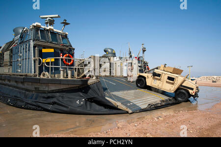 5. US-Flotte VERANTWORTUNGSBEREICH (24. April 2012) der Bootsmann Mate Seaman Christopher Robo, zum Angriff Craft Unit (ACU) 5, leitet ein Humvee zugewiesen, da es eine Landing Craft air cushion debarks. ACU-5 ist, implementiert mit der amphibious Transport dock Schiff USS New Orleans LPD (18). New Orleans und schiffte sich 11 Marine Expeditionary Unit (11 MEU) werden als Teil der Makin Island Amphibious Ready Gruppe implementiert und unterstützt die Maritime Security Operations und Theater Sicherheit Zusammenarbeit in den USA 5 Flotte Verantwortungsbereich. Stockfoto