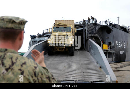 BELIZE (Feb. 18, 2013) Engineman 1. Klasse Nicholas Matthews, zugeordnet zu den Riverine Squadron (RIVRON) 2, Abteilung 2, führt ein Medium Tactical vehicle Austausch aus hoher Geschwindigkeit Schiff (HSV) 2 Swift. Swift an die US-Flotte Verantwortungsbereich eingesetzt Südlichen Partnerschaft Station 2013 durchzuführen. Stockfoto