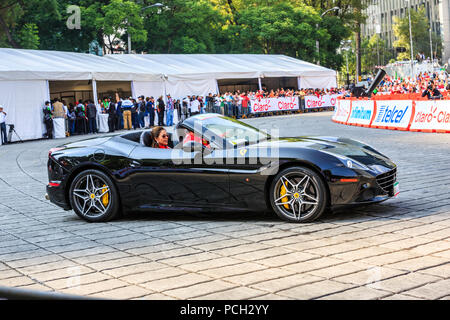 Mexiko City, Mexiko - 08 Juli, 2015: Ferrari California T, Teil des Ferraris Car Parade bei der Scuderia Ferrari Straße Demo von Telcel - ad infinitum. Stockfoto