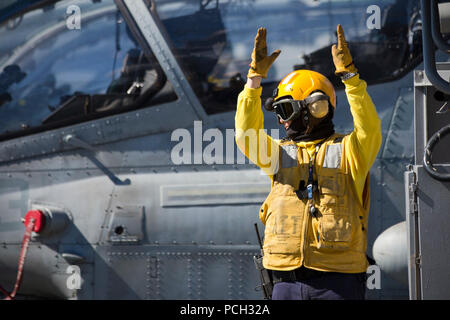 Atlantik (Feb. 9, 2013) der Luftfahrt Bootsmann Mate (Handler) 1. Klasse George Lucas Flugzeuge Signale auf dem Flugdeck des Amphibious Assault ship USS Kearsarge (LHD3). Kearsarge beteiligt sich an Composite Trainingsgerät Übung (COMPTUEX) vor der Ostküste der USA in der Vorbereitung für einen Einsatz in diesem Frühjahr. Stockfoto