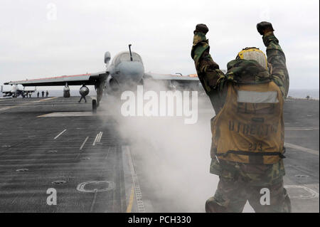 Pazifik (28. April 2013) der Luftfahrt Bootsmann Mate (Handling) Flieger John Shettler, von Pittsburg, leitet eine EA-6B Prowler vom Assistenten von Electronic Attack Squadron (VAQ) 133 auf dem Flugdeck an Bord der Flugzeugträger USS John C Stennis (CVN 74). Die John C Stennis Carrier Strike Group, bestehend aus John C Stennis, Carrier Air Wing (Cvw) 9 Destroyer Squadron 21 und die Geführten-missile Cruiser USS Mobile Bay (CG53), ist von einer 8-monatigen Einsatz in die USA 5. und 7 Flotte Verantwortungsbereiche. Stockfoto