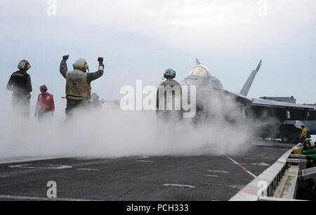 Philippinischen MEER (Nov. 3, 2012) der Luftfahrt Bootsmann Mate (Handling) 2. Klasse Chris Walker, von Bakersfield, Kalifornien, leitet eine F/A-18F Super Hornet aus dem diamantmarkierungen von Strike Fighter Squadron (VFA) 102 an Bord der Flugzeugträger USS George Washington (CVN 73). George Washington und schiffte sich Carrier Air Wing (Cvw) 5 Stellen eine Bekämpfung bereit, Kraft, schützt und verteidigt die Kollektive, die Interessen der USA und ihrer Verbündeten und Partnern in der Region Asien-Pazifik. Stockfoto