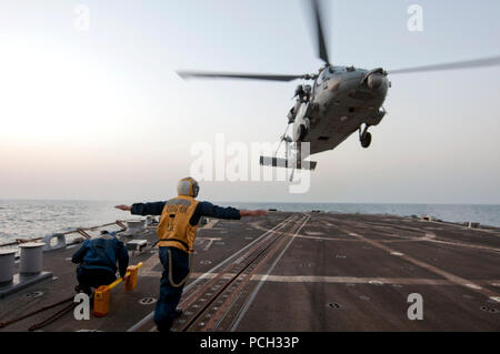 Atlantik (23. März 2013) Seaman Joseluis Robles leitet die Landung eines SH-60B Sea Hawk auf die stolzen Krieger des Hubschraubers Maritime Strike Squadron (HSM) 72 zugewiesen an Bord der geführte-missile Destroyer USS Winston S. Churchill (DDG81). Winston S. Churchill ist auf die Bereitstellung von Unterstützung für Maritime Security Operations, Theater Sicherheit Zusammenarbeit in den USA 2 Flotte Verantwortungsbereich. Stockfoto