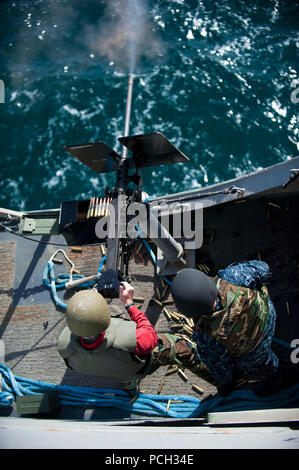 ARABIAN GULF (Feb. 6, 2012) ein Seemann, der Brände ein.50-Kaliber Maschinengewehr, als Gunner Mate 2. Klasse Adrian Rodziewicz für Sicherheit beobachtet während einer Live-fire Übung an Bord des amphibious Transport dock Schiff USS New Orleans LPD (18). New Orleans und schiffte sich Marines zugeordnet. bis 11 Marine Expeditionary Unit (11 MEU) werden als Teil der Makin Island Amphibious Ready Gruppe implementiert und unterstützt die Maritime Security Operations und Theater Sicherheit Zusammenarbeit in den USA 5 Flotte Verantwortungsbereich. Stockfoto