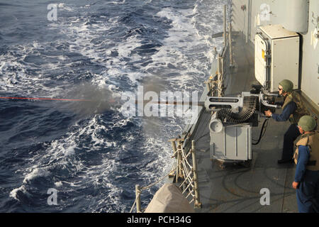 Mittelmeer (Nov. 28, 2012) Chief GunnerХs Mate Calvin L. Coleman steht Sicherheit beobachten, wie Feuer Controlman 2. Klasse Bert G. Lynch betreibt ein 25-mm-Maschinengewehr während einer Live-fire Übung an Bord der geführte-missile Frigate USS Robert G. Bradley (FFG 49). Robert G. Bradley, homeported in Mayport, Fla., ist zur Unterstützung der Maritime Security Operations und Theater Sicherheit Zusammenarbeit in den USA 6 Flotte Verantwortungsbereich eingesetzt. Die US-Marine wird ständig bei Frieden zu bewahren, Handel schützen, und Aggression durch die Anwesenheit abzuschrecken. Beteiligen Sie sich an der Diskussion über soziale Stockfoto