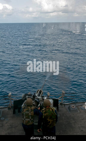 Atlantik (23. März 2013) Feuer Controlman 3. Klasse Charles Z McConnell feuert eine 50 mm-Kanone während einer Live-fire Übung an Bord der geführte-missile Destroyer USS Winston S. Churchill (DDG81). Winston S. Churchill ist auf die Bereitstellung von Unterstützung für Maritime Security Operations, Theater Sicherheit Zusammenarbeit in den USA 2 Flotte Verantwortungsbereich. Stockfoto