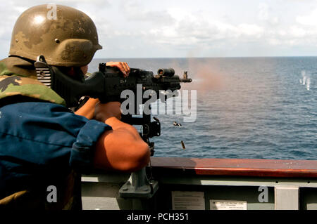 Atlantik (23. März 2013) Elektroniker 3. Klasse Jonathan E. Flores feuert eine M240B Maschinengewehr während einer Live-fire Übung an Bord der geführte-missile Destroyer USS Winston S. Churchill (DDG81). Winston S. Churchill ist auf die Bereitstellung von Unterstützung für Maritime Security Operations, Theater Sicherheit Zusammenarbeit in den USA 2 Flotte Verantwortungsbereich. Stockfoto