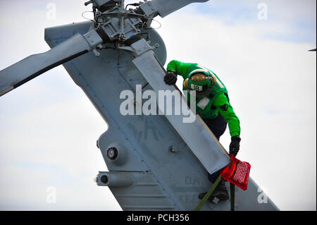 SAN DIEGO (11. Juni 2013) ein Seemann passt ein Deckel über ein Hubschrauber Heckrotor auf dem Flugdeck an Bord der Amphibisches Schiff USS Boxer (LHD4). Boxer ist die Durchführung von predeployment Ausbildung während der Amphibischen übung Dawn Blitz. Dawn Blitz ist ein Szenario - angetrieben durch US-Flotte 3. und 1. Marine Expeditionary Force led, die Teilnehmer werden in die Planung und Ausführung von Amphibischen Operationen durch eine Reihe von Live Training Veranstaltungen durchführen. Stockfoto