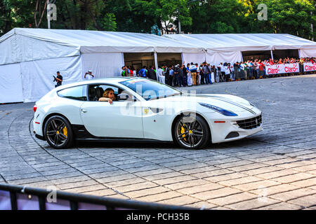 Mexiko City, Mexiko - 08 Juli, 2015: Ferrari FF, Teil des Ferraris Car Parade bei der Scuderia Ferrari Straße Demo von Telcel - ad infinitum. Stockfoto