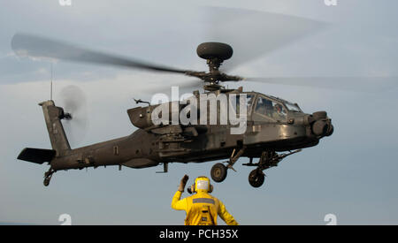 ARABIAN GULF (Jan. 27, 2011) der Luftfahrt Bootsmann Mate (Handling) 2. Klasse Tanner Kent führt eine U.S. Army AH-64 Apache Helikopter aus der Flight Deck des amphibious Transport dock Schiff USS New Orleans (LPD 18) während Deck - Landung Qualifikationen. New Orleans und schiffte sich Marines zugeordnet. bis 11 Marine Expeditionary Unit (MEU) werden als Teil der Makin Island Amphibious Ready Gruppe implementiert und unterstützt die Maritime Security Operations und Theater Sicherheit Zusammenarbeit in den USA 5 Flotte Verantwortungsbereich. Stockfoto