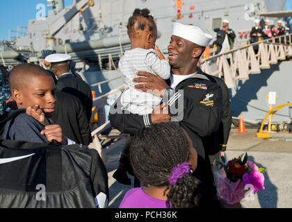 YOKOSUKA, Japan (Nov. 16, 2012) Kulinarische Specialist 1. Klasse Tony Alston begrüßt seinen Kindern während ein homecoming Event der Arleigh-Burke-Klasse geführte Anti-raketen-Zerstörer USS Stethem (DDG63) an der Flotte Aktivitäten, Yokosuka. Zerstörer Stethem ist Squadron (DESRON) 15 zugewiesen und freuen uns auf Yokosuka, Japan eingesetzt. Die US-Marine wird ständig bei Frieden zu bewahren, Handel schützen, und Aggression durch die Anwesenheit abzuschrecken. Beteiligen Sie sich an der Diskussion über soziale Medien mit #Warfighting. Stockfoto