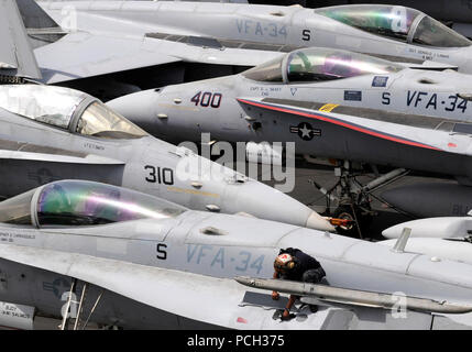 MANAMA, Bahrain (6. Mai 2012) Aviation Ordnanceman Airman Julia Velasquez prüft eine F/A-18C Hornet der Blauen Blasters von Strike Fighter Squadron (VFA) 34 auf dem Flugdeck der Nimitz-Klasse Flugzeugträger USS Abraham Lincoln (CVN 72). Abraham Lincoln ist in die USA 5 Flotte Verantwortungsbereich Durchführung Maritime Security Operations eingesetzt, Theater Sicherheit Bemühungen um Zusammenarbeit und Unterstützung von Missionen im Rahmen der Operation Enduring Freedom. Stockfoto