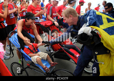 VIRGINIA BEACH, Virginia (21. Juli 2012) Aircrew Survival Equipmentman 1. Klasse Tom Kinn, auf die U.S. Navy Fallschirm demonstration Team zugewiesen, den Sprung Frösche, interagiert mit den Teilnehmern am 13. jährlichen Allen Stein Braveheart Memorial Rennen in Virginia Beach. Stockfoto