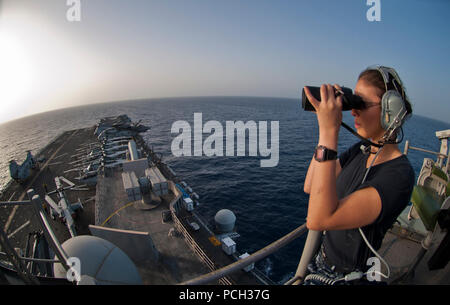 Roten Meer (März 17, 2012) Seaman Tania Blanco, vorwärts Suche Watch an Bord der Amphibisches Schiff USS Makin Island (LL 8), untersucht ein Kontakt während des Flugbetriebs. Makin Island und schiffte sich Marines auf den 11 Marine Expeditionary Unit zugeordnet werden eingesetzt zur Unterstützung Maritime Security Operations und Theater Sicherheit Zusammenarbeit im US 5 Flotte sind der Verantwortung. Stockfoto