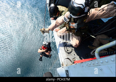 5. US-Flotte VERANTWORTUNGSBEREICH (Nov. 6, 2012) die Beseitigung von Explosivstoffen Techniker 3. Klasse Jake Sleight, zugeordnet zu den explosiven Verpackungsverordnung Entsorgung Mobile Einheit (EODMU) 1, in einem Hubschrauber von Naval Air Crewman 3. Klasse Alexander Lantry gehisst wird, zu Hubschrauber Meer Combat Squadron (HSC) 26, während einer Übung zugewiesen. EODMU 1 ist mit Commander, Task Group (CTG) 56.1, Unterstützung für Maritime Security Operations und Theater Sicherheit Zusammenarbeit in den USA 5 Flotte Verantwortungsbereich eingesetzt. Stockfoto