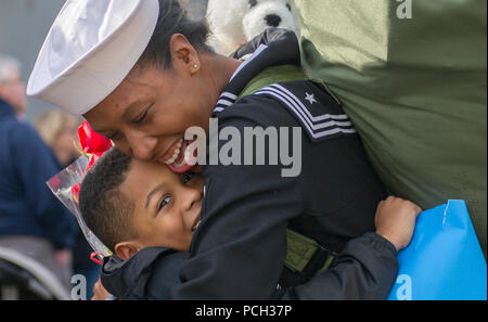 (31. 23, 2017) ein Seemann in den geführten-rakete Zerstörer USS James E. Williams (DDG95) grüßt Ihr Kind während des Schiffes homecoming Feier. James E. Williams zog Norfolk 23. Mai für einen geplanten Einsatz im 5. und 6 Flotte Bereiche der Marine. Stockfoto