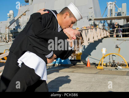 YOKOSUKA, Japan (Nov. 16, 2012) Feuer Controlman 2. Klasse John bejarano, der Arleigh-burke-Klasse geführte Anti-raketen-Zerstörer USS Stethem (DDG63), küsst seine Frau nach der Rückkehr nach Hause nach 8 Monat Bereitstellung. Zerstörer Stethem ist Squadron (DESRON) 15 zugeordnet und Vorwärts- und Yokosuka, Japan eingesetzt. Stockfoto