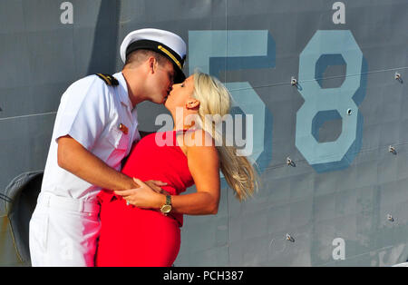 MAYPORT, Fla (Okt. 2010) 23, 2013) Lt. j.g. Kyle Chance küsst seine Frau nach der Rückkehr in die Naval Station Mayport aus einem sechsmonatigen Einsatz an Bord der geführte-missile Frigate USS Samuel B. Roberts (FFG 58). Samuel B. Roberts eingesetzt in die USA 6 Flotte Verantwortungsbereich im April 2013 Maritime Security Operations zu unterstützen, Theater Zusammenarbeit im Bereich der Sicherheit und der Operation Active Endeavour. Stockfoto