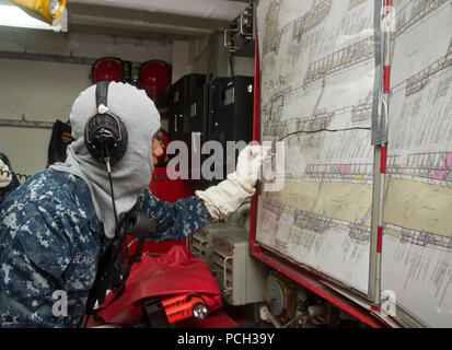 Philippinischen MEER (Nov. 6, 2012) Aviation Maintenance Administrationman 3. Klasse Daquan Blakeney, aus Brooklyn, N.Y., Grundstücke Koordinaten auf einem Plan in einer Reparatur Schließfach während eines General Quarters bohren an Bord der Flugzeugträger USS George Washington (CVN 73). George Washington und schiffte sich Carrier Air Wing (Cvw) 5 Stellen eine Bekämpfung bereit, Kraft, schützt und verteidigt die Kollektive, die Interessen der USA und ihrer Verbündeten und Partnern in der Region Asien-Pazifik. Stockfoto