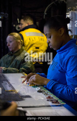 Atlantik (Jan. 17, 2013) der Luftfahrt Bootsmann Mate (Handling) 3. Klasse Monique Watson Positionen Flugzeuge auf ein Ouija Brett an Bord der Amphibisches Schiff USS Kearsarge (LHD3). Kearsarge führt Meer Studien in Vorbereitung für eine Bereitstellung im Frühjahr. Stockfoto