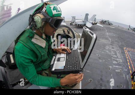 Timorsee (8. Juli 2015) Der Luftverkehr strukturellen Mechaniker (Sicherheitsausrüstung) Airman Jaylen Hawkins, aus St. Louis, die Wartung eines F/führt eine-18E Super Hornet von The Dambusters von Strike Fighter Squadron (VFA) 195 auf dem Flugdeck der Nimitz-Klasse Flugzeugträger USS George Washington (CVN 73) Während der Talisman Sabre 2015. Talisman Säbel ist eine alle zwei Jahre stattfindende Übung, die unschätzbare Gelegenheit, fast 30.000 US-amerikanischen und australischen Streitkräfte Operationen in einem combin Ed durchzuführen, Gelenk- und ressortübergreifende Umwelt, der noch zunehmen wird, beide Länder "Fähigkeit zu planen und ausführen Stockfoto