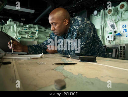 Mittelmeer (31. 6, 2012) Quartal Master 2. Klasse Willie Ray Robinson Plots einen Kurs an Bord des amphibious Transport dock Schiff USS New York (LPD 21) während der Durchfahrt durch die Straße von Gibraltar. New York ist Teil der Iwo Jima Amphibious Ready Gruppe mit dem begonnen 24 Marine Expeditionary Unit (24 MEU) und ist derzeit in der Maritime Security Operations und Theater Sicherheit Zusammenarbeit in den USA 6 Flotte Verantwortungsbereich eingesetzt. Stockfoto