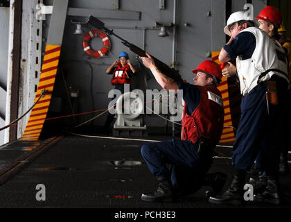 Pazifik (Nov. 15, 2012) GunnerХs Mate Seemann Phillip Stutesman bereitet die Shots zu schießen, während eine Auffüll-anforderung auf See an Bord der Flugzeugträger USS Nimitz (CVN 68). Der Nimitz erfolgreich abgeschlossen Die shipХs Joint Task Force Übung, das entworfen ist, um einen Streik zu testen groupХs Fähigkeit in schwierigen und komplexen Umgebungen mit anderen US- und Koalitionstruppen zu betreiben. Die US-Marine ist zuverlässig, flexibel und bereit, weltweit auf, über und unter dem Meer. Beteiligen Sie sich an der Diskussion über soziale Medien mit #Warfighting. Stockfoto