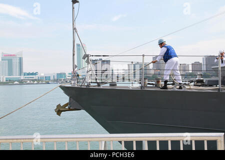 DETROIT (Sept. 4, 2012) Bootsmann Mate 2. Klasse Michael Meyer bereitet die Cyclone-class Patrol Schiff USS Hurricane (PC-3) für Ankunft am Pier der Renaissance während der NavyХs Gedenken an den zweihundertsten Jahrestag der Krieg von 1812 in Detroit. Diese Feier fällt mit Detroit Marine Woche, einer von 15 Signatur Veranstaltungen in ganz Amerika in 2012 geplant. Stockfoto