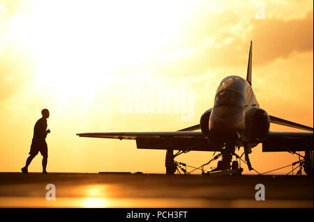 Atlantischer Ozean (26 April 2013) ein Matrose läuft auf dem Flugdeck der Flugzeugträger USS George H.W. Bush (CVN 77) während des Sonnenuntergangs. George H.W. Bush ist die Durchführung von Ausbildungsmaßnahmen in den Atlantischen Ozean. Stockfoto