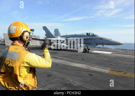 Nördliche arabische Meer (30. April 2013) der Luftfahrt Bootsmann Mate (Handling) 3. Klasse Evan Yessick Handzeichen verwendet um eine F/A-18C Hornet der Demonstranten von Strike Fighter Squadron (VFA) 83 zugeordnet auf ein Katapult auf dem Flugdeck der Flugzeugträger USS Dwight D. Eisenhower (CVN 69). Dwight D. Eisenhower ist in die USA 5 Flotte Verantwortungsbereich eingesetzt Förderung Maritime Security Operations, Theater Sicherheit Bemühungen um Zusammenarbeit und Unterstützung von Missionen im Rahmen der Operation Enduring Freedom. Stockfoto