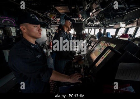 SUBIC BAY, die Republik der Philippinen (Feb. 11, 2013) Gas Turbine System Technician (mechanischen) 3. Klasse Timothy Feliciano steht auf der Brücke, wie der Arleigh-burke-Klasse geführte Anti-raketen-Zerstörer USS Stockdale (DDG106) Abfahrt Subic Bay, Republik der Philippinen. Der Nimitz Streik Gruppe Oberfläche Action Group ist derzeit in den USA dämpfen 7 Flotte Verantwortungsbereich. Stockfoto