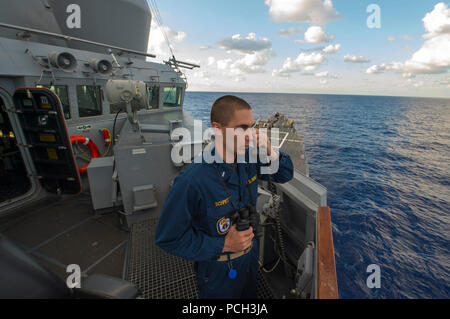 Mittelmeer (Okt. 2010) 5, 2013) Lt. j.g. Patrick Schmitt fordert die Leitung Steuermann Kurs und Geschwindigkeit zu ändern, während der ständigen Conning officer Watch an Bord der Arleigh-Burke-Klasse geführte Anti-raketen-Zerstörer USS Schwer (DDG107). Schwerwiegend ist auf einem geplanten Einsatz unterstützen Maritime Security Operations und Theater Sicherheit Zusammenarbeit im Sechsten Flotte Verantwortungsbereich. Stockfoto