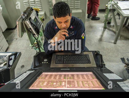 EAST CHINA SEA (20. März 2015) Elektriker Mate 2. Klasse Jason Reyes mans ein Engineering Control Station Konsole in der zentralen Leitwarte an Bord des amphibious Transport dock Schiff USS Green Bay LPD (20). Green Bay ist Teil der Bonhomme Richard amphibische Gruppe und bereit, mit der begonnen 31 Marine Expeditionary Unit (31 MEU), ist die Durchführung einer Zertifizierung. Stockfoto