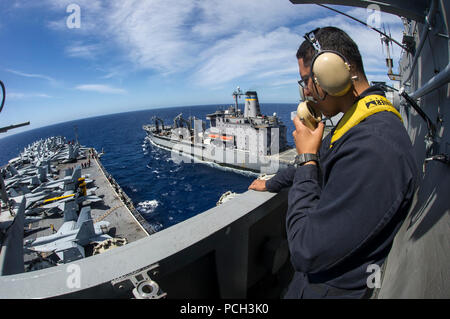 Philippinischen MEER (25. Mai 2015) Seaman Ricky Silva, aus New Orleans, fungiert als vorwärts Suche während einer Auffüllung-auf-See zwischen der Nimitz-Klasse Flugzeugträger USS George Washington (CVN 73) und Military Sealift Command flotte Auffüllung öler USNS Rappahannock (T-AO 204). George Washington und seine eingeschifft Air Wing, Carrier Air Wing (Cvw) 5, sind auf Patrouille in der Siebten Flotte der Verantwortung für Sicherheit und Stabilität in der Indo-Asia-Pazifik-Region. George Washington wird ein Rumpf-Swap mit der nimitz-Klasse Flugzeugträger USS Ronald Reagan (CVN 76) noch in diesem Jahr durchführen Stockfoto