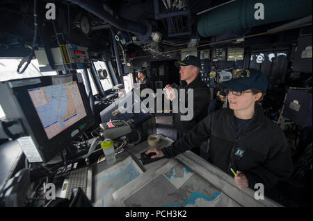 KIEL, Deutschland (Juni 24, 2015) Leutnant Sharon Licata, Navigator des Schiffes, markiert Wendepunkte als geführte Anti-raketen-Zerstörer USS Jason Dunham (DDG109) Transite aus Kiel, Deutschland. Jason Dunham ist die Durchführung von naval Operations in den USA 6 Flotte Bereich der Maßnahmen zur Unterstützung der US-amerikanischen nationalen Sicherheitsinteressen in Europa. Stockfoto