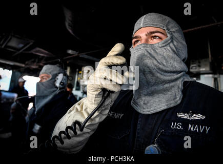 Atlantik (Nov. 6, 2017) der Bootsmann Mate 3. Klasse Anthony Henry steht in der pilot House während ein General Quarters bohren an Bord der Arleigh-Burke-Klasse geführte Anti-raketen-Zerstörer USS Oscar Austin (DDG79). Oscar Austin auf einer routinemäßigen Bereitstellung unterstützen die nationale Sicherheit der USA Interessen in Europa und der zunehmenden Theater Sicherheit gute Zusammenarbeit und freuen uns naval Präsenz in den USA 6 Flotte Bereich der Operationen. Stockfoto