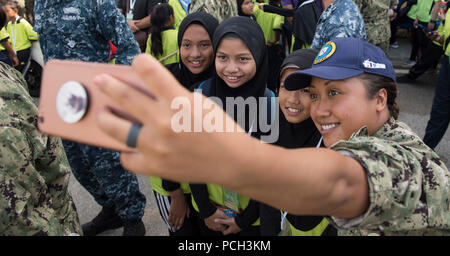 KUALA LUMPUR, Malaysia (April 18, 2018) ein Matrose nimmt eine Stockfoto