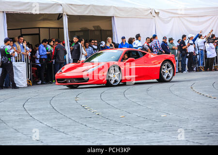 Mexiko City, Mexiko - 08 Juli, 2015: Ferrari 458 Italia, einem Teil des Ferraris Car Parade bei der Scuderia Ferrari Straße Demo von Telcel - ad infinitum. Stockfoto