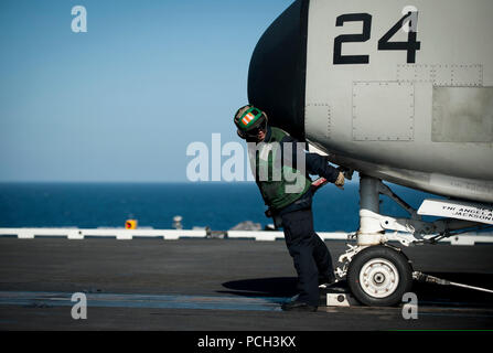 Pazifik (Feb. 13, 2013) der Luftfahrt Bootsmann Mate (Ausrüstung) Airman Shandalyn Cupp nimmt die Spannung auf einem C-2A Greyhound von Fleet Logistics Support Squadron (VRC) 30 auf dem Flugdeck der Nimitz-Klasse Flugzeugträger USS Carl Vinson (CVN 70). Carl Vinson ist unterwegs die Durchführung von Precision Approach Landing System (Kumpel) und Flight Deck Zertifizierungen. Stockfoto