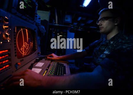 Golf von Thailand (Feb. 16, 2013) Operations Specialist 2. Klasse Coty Weiß, aus Hickory, N.C., Titel, Kontakte in die combat Information Center an Bord der Amphibisches Schiff USS BONHOMME RICHARD (LHD6). Bonhomme Richard amphibischen bereit, Gruppe, die derzeit auf die Bereitstellung in den USA 7 Flotte Verantwortungsbereich, beteiligt sich an Cobra Gold 2013, eine Thailand-United Staaten multinationalen gemeinsamen Übung cosponsored. Stockfoto