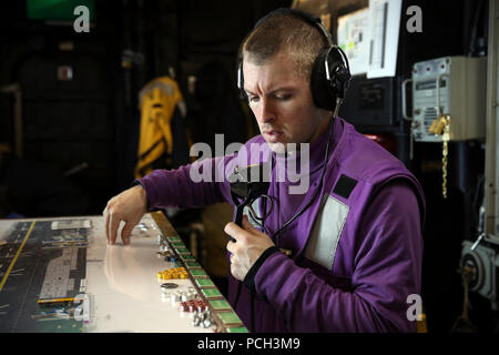 Atlantik (Jan. 28, 2013) der Luftfahrt Bootsmann Mate (Kraftstoff) 3. Klasse Tom Morrow Titel Flugzeuge Tanken an Bord der Amphibisches Schiff USS Kearsarge (LHD3). Kearsarge beteiligt sich an Composite Trainingsgerät Übung (COMPTUEX) an der Ostküste der Vereinigten Staaten in Vorbereitung für eine bevorstehende Bereitstellung dieser Frühling. Stockfoto